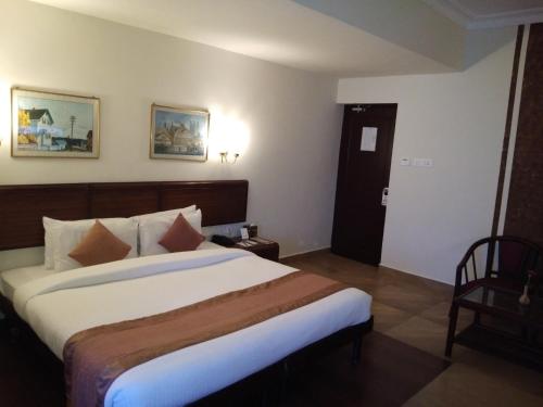 Una cama o camas en una habitación de Yuvarani Residency