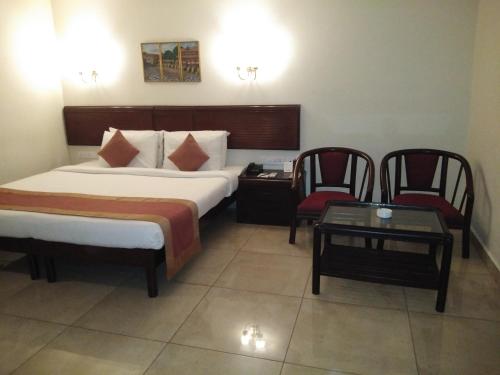Una cama o camas en una habitación de Yuvarani Residency
