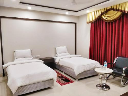 Katil atau katil-katil dalam bilik di Bodhgaya Seven Inn Hotel n Restaurant