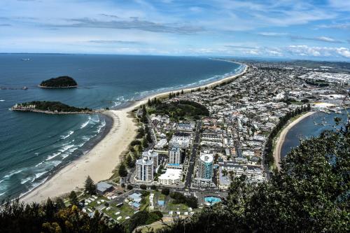 una vista aérea de la playa y del océano en Up in the Stars B&B, en Tauranga