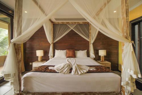 Un pat sau paturi într-o cameră la Pondok Kutuh Guest House