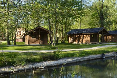 Gallery image of Les Lodges du Lac in Saint-Alban-de-Montbel