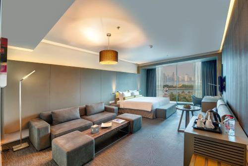 シャルジャにある72 Hotel Sharjahのベッドとソファのあるホテルの部屋