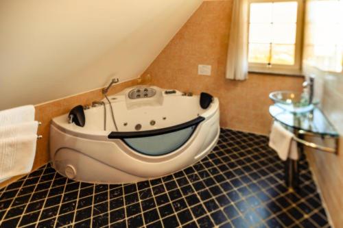 eine Badewanne im Bad mit Waschbecken in der Unterkunft Kellerstöckl Goigner in Kitzeck im Sausal