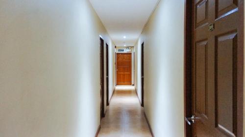 an empty hallway with a door and a hallwayngthngthngthngthngthngthngth at RedDoorz near Talisay District Hospital in Candulawan