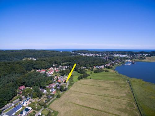 an aerial view of a park with a yellow pole at WG Bernstein - Reetdachhaus - Ruhe und Seeblick in Ostseebad Sellin