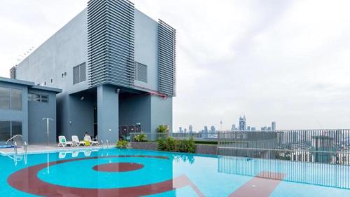 een zwembad op het dak van een gebouw bij Cozy Studio 10min to KLCC next to Hospital Gleneagle Jalan Ampang in Kuala Lumpur