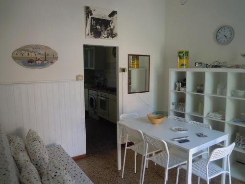 cocina con mesa y sillas en una habitación en CASA DEI PESCATORI BELLARIA, en Bellaria-Igea Marina