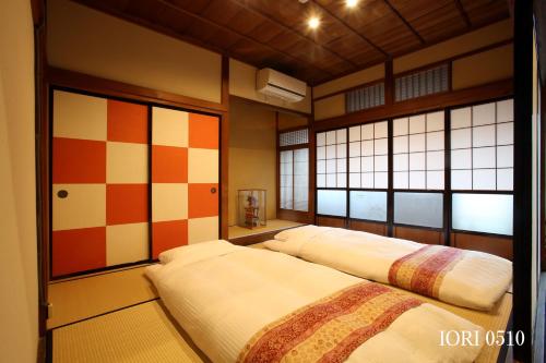 Кровать или кровати в номере IORI Stay HIDA