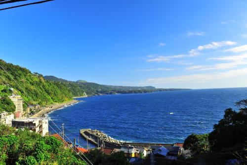 a view of a body of water with a beach at Izu Hokkawa Seaside Guesthouse 伊豆北川の家 in Higashiizu