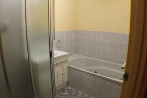 y baño con bañera y lavamanos. en Coastal Retreat Unit 3, en Sunshine Bay