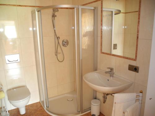クラムザッハにあるAppartement-Reintalerseeのバスルーム(シャワー、洗面台、トイレ付)