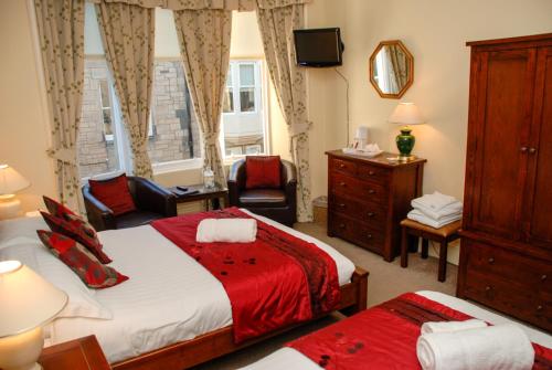 um quarto de hotel com duas camas e uma janela em BELL CRAIG GUEST HOUSE em Fife