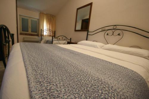 a bedroom with two large beds with white sheets at Villa Del Colle in Monte San Giovanni Campano