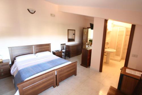 a bedroom with a large bed and a bathroom at Villa Del Colle in Monte San Giovanni Campano