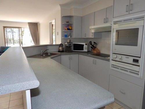 Una cocina o zona de cocina en Denham's Beachfront