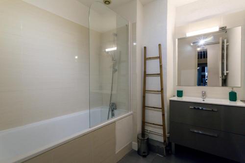 y baño con bañera, lavamanos y ducha. en NOCNOC- L'Escale, en Marsella