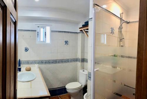 a bathroom with a toilet and a sink and a shower at Piso en San Roque, centro neurálgico del Campo de Gibraltar in San Roque