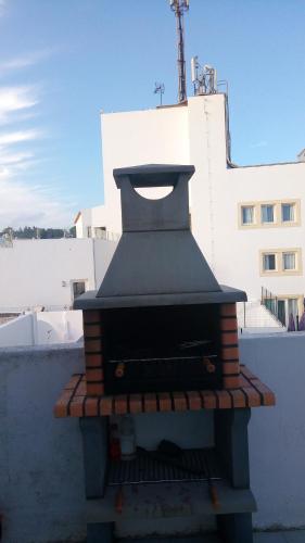 a grill sitting on top of a building at Apartamento na Praia in Carvoeiro