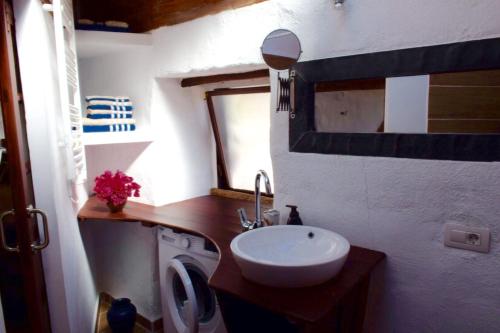 La salle de bains est pourvue d'un lavabo blanc et de toilettes. dans l'établissement Finca Casa Madera, à Icod de los Vinos