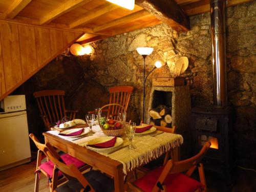 Un restaurante o sitio para comer en Restored, rustic and rural mini cottage in typical Portuguese village