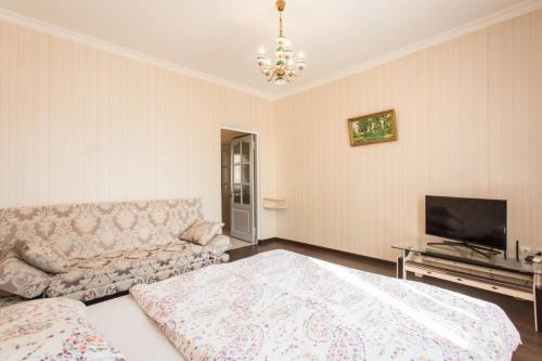 un soggiorno con un divano e una televisione di Deribasovskay street apartments a Odessa