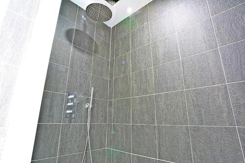 ein Bad mit einer Dusche und einer großen Dusche in der Unterkunft The Villas Ocean for Family in Seogwipo