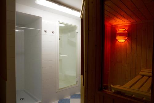 ein Bad mit einer Dusche und einer Lampe an der Wand in der Unterkunft Aterbe in Leintz-Gatzaga