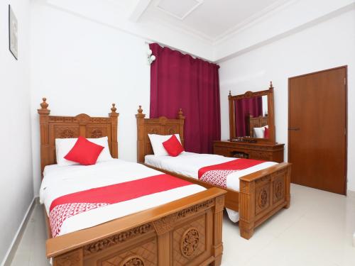 Een bed of bedden in een kamer bij Super OYO 89435 Nusantara Group Hotel