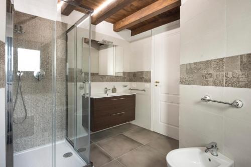 Un baño con ducha, lavabo e inodoro. en Conte Federico Apartments, en Palermo