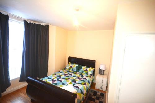 London Zone 2 Three Bedroom Apartment