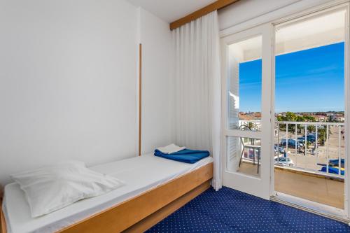 Katil atau katil-katil dalam bilik di the Loža - seaside festival hotel
