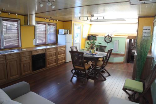 een keuken en eetkamer met een tafel en stoelen bij Gîte Fluvial de La Baie de Somme Le Lihoury in Saint-Valery-sur-Somme