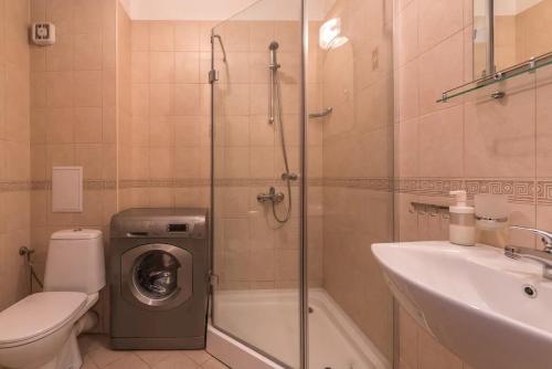 Koupelna v ubytování Charming, Fully-furnished, 2-bedroom apartment by Flat Mаnager