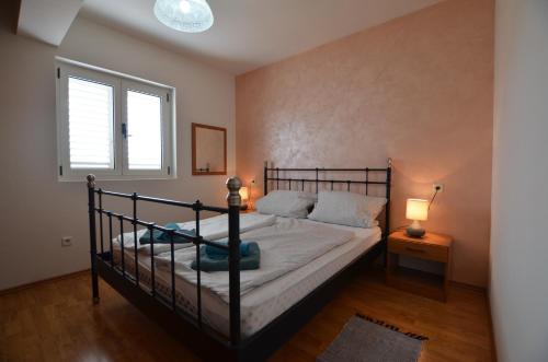 - une chambre avec un lit et une fenêtre dans l'établissement Apartment Kliska, à Rovinj