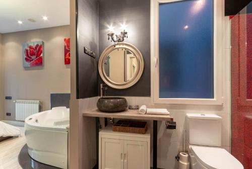 Ένα μπάνιο στο Bilbao Volantin II with jacuzzi by Aston Rentals