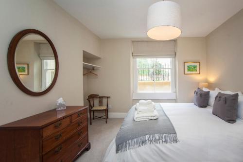 מיטה או מיטות בחדר ב-Garden Apartment - 11 Southcot Place