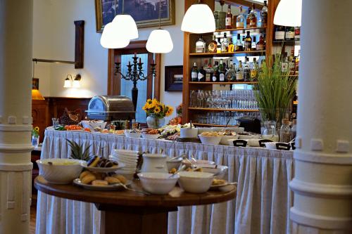 ein Buffet mit Speisen auf einem Tisch in einem Restaurant in der Unterkunft Aparthotel Am Meer in Cuxhaven