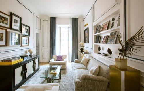 ローマにあるPalazzo Dama - Hotel & SPA - Preferred Hotels & Resortsのソファとテーブルのあるリビングルーム