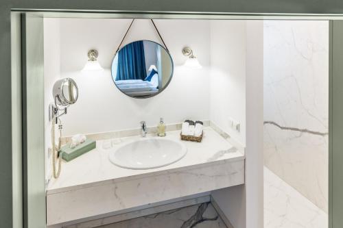 łazienka z umywalką i lustrem w obiekcie Hotel zum Glockenturm w mieście Marktl