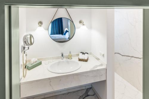 uma casa de banho com um lavatório e um espelho em Hotel zum Glockenturm em Marktl