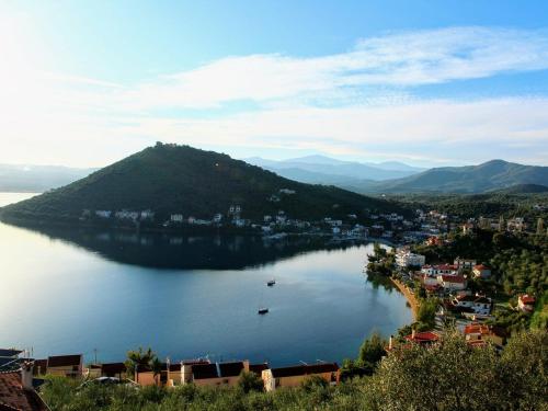 a large body of water with a town and a mountain at Haus Pigadi in Pteleós