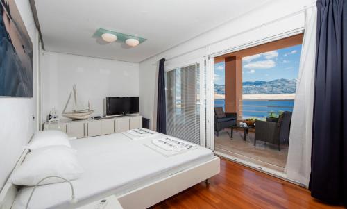Posteľ alebo postele v izbe v ubytovaní Luxury Seafront Villa Exclusive Pag with private pool by the beach on Pag island