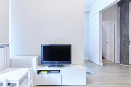 Televízia a/alebo spoločenská miestnosť v ubytovaní Miramon Apartment by BasqueHomes