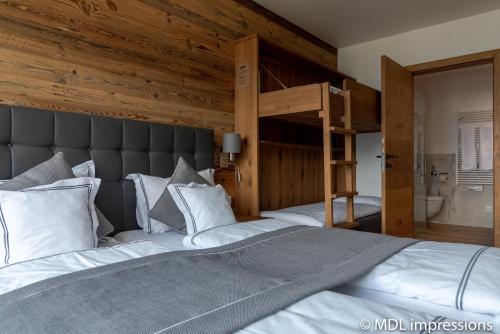 1 dormitorio con 2 camas y 1 cama elevada en Apartments Adlerhorst Top 1 Zell am See including Zell am See-Kaprun Summercard, en Zell am See