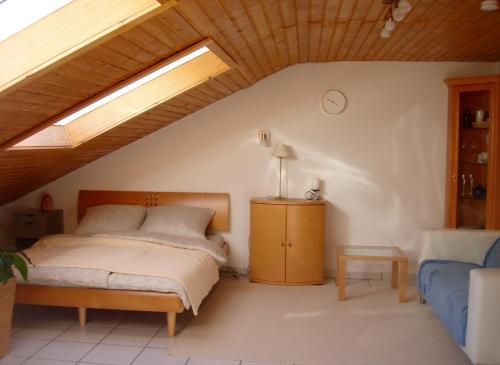 インメンシュタット・イム・アルゴイにあるHolidays in Allgauのベッドルーム(ベッド2台付)が備わる屋根裏部屋です。