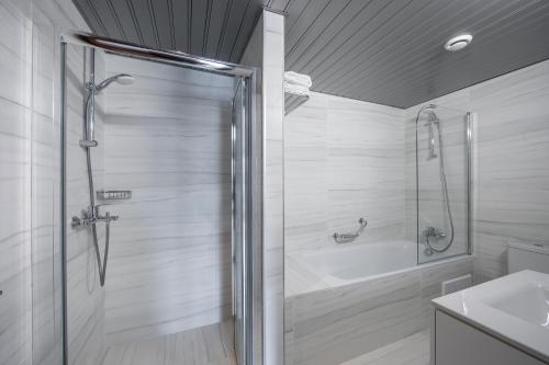 ein Bad mit einer Dusche und einem Waschbecken in der Unterkunft Kapetanios Limassol Hotel in Limassol