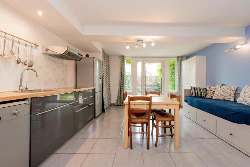 - une cuisine et une salle à manger avec une table et un canapé dans l'établissement Le Pastel, à Toulouse