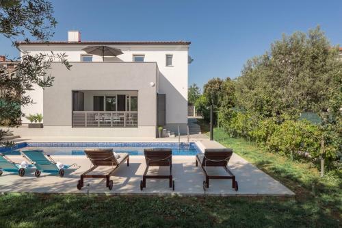 Luxury villa Medulin II with heated pool and sea view near the beach