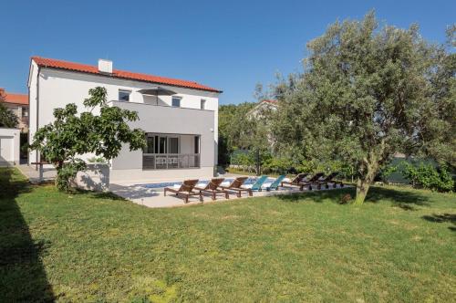 Luxury villa Medulin II with heated pool and sea view near the beach